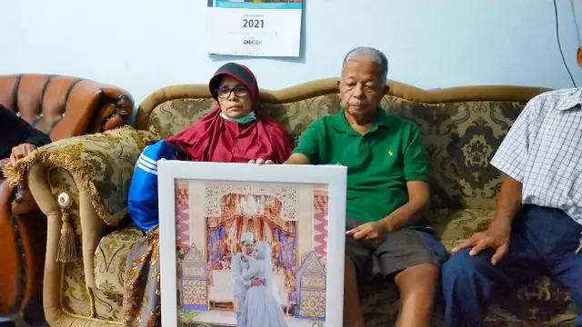 Orang tua Putri Wahyuni Effendi memperlihatkan foto anaknya itu yang menjadi salah satu korban Pesawat Sriwijaya Air SJ 182 jatuh akhir pekan lalu.