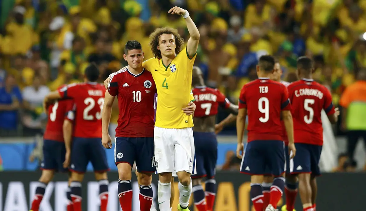 Pemain belakang Brasil, David Luiz (kanan) merangkul penyerang Kolombia, James Rodriguez, usai berlaga di perempat final Piala Dunia 2014 di Stadion Castelao, Fortaleza, (5/7/2014). (REUTERS/Marcelo Del Pozo) 