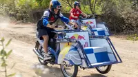 Para pembalap binaan Red Bull di MotoGP, termasuk Pedro Acosta dari Red Bull  GASGAS Tech 3 dan Jorge Martin dari Prima Pramac Racing, yang biasanya melesat dengan motor  tercepat di dunia, kini akan berlomba menggunakan becak motor tradisional Indonesia. (Bola.com/Dok. Red Bull)