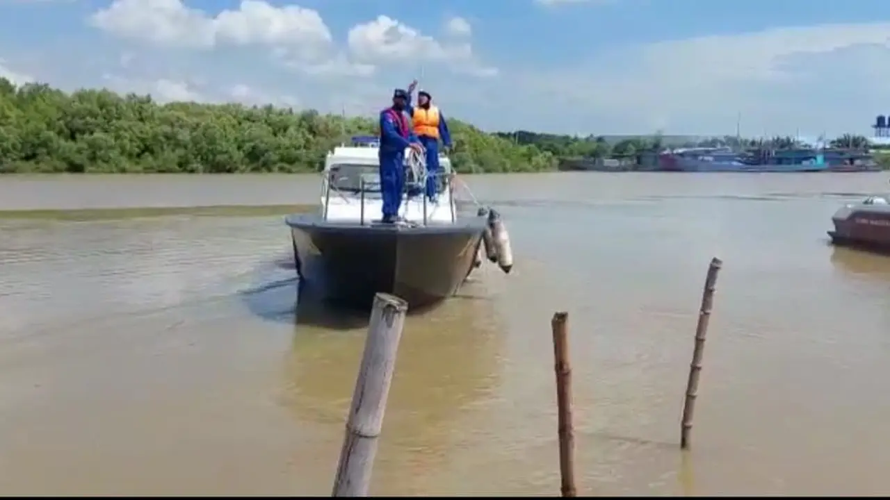 Ditpolairud Polda Jawa Timur, mengevakuasi sebuah perahu nelayan yang tenggelam di perairan Lamongan. (Dian Kurniawan/Liputan6.com).