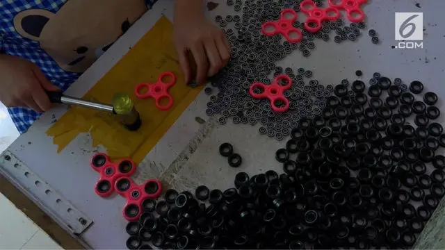 Kini hanya puluhan pekerja yang membuat mainan Fidget Spinner di Yiwu, China.