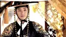 Sudah tak perlu diragukan lagi ketampanan Kim Soo Hyun. Ia terlihat begitu tampan saat mengenakan hanbok di drama The Moon Embracing the Sun. (Foto: soompi.com)