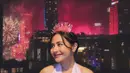 Prilly Latuconsina memancarkan pesona glamor di malam tahun baru dengan halter dress putih yang menawan. Sentuhan lipstik merah bold menambah kesan dramatis pada penampilannya. Di bawah gemerlap kembang api Bangkok, Prilly benar-benar menjadi pusat perhatian. [@prillylatuconsina96].