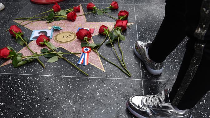 Bunga dari penggemar diletakan di Hollywood Walk of Fame Michael Jackson memperingati sepuluh tahun kematian superstar itu di Los Angeles, Selasa (25/6/2019). Tepat pada hari ini sepuluh tahun yang lalu berita kematian King of Pop Michael Jackson mengguncang dunia. (Chris Pizzello/Invision/AP)