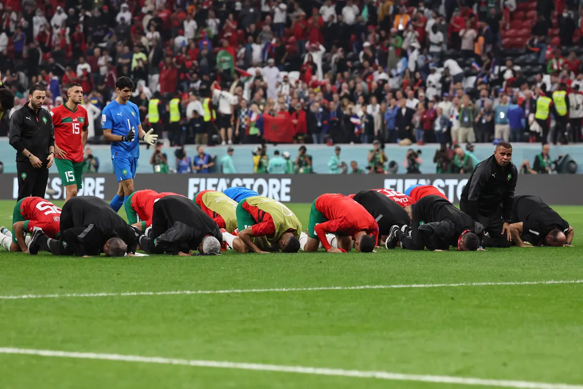 Gagal ke Final Piala Dunia, Pemain Maroko Tetap Sujud Syukur di Lapangan