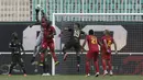 Kiper Tira Persikabo, Teguh Amiruddin, menangkap bola saat menghadapi Kalteng Putra pada laga Shopee Liga 1 di Stadion Pakansari, Bogor, Jumat (26/7). Tira Persikabo menang 5-2 atas Kalteng. (Bola.com/Yoppy Renato)