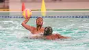 Pemain Pari Sakti (kiri) mencoba mempertahankan bola pada partai final polo air kategori U-14 Indonesia Open Aquatic Championships (IOAC) 2025 di Stadion Akuatik GBK, Jakarta Pusat, pada Kamis (13/11/2025). (Bola.com/Abdul Aziz)