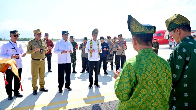 Momen Presiden Joko Widodo (Jokowi) disambut prosesi Adat Tepung Tawar saat tiba di Bandara Singkawang, Kalimantan Barat.