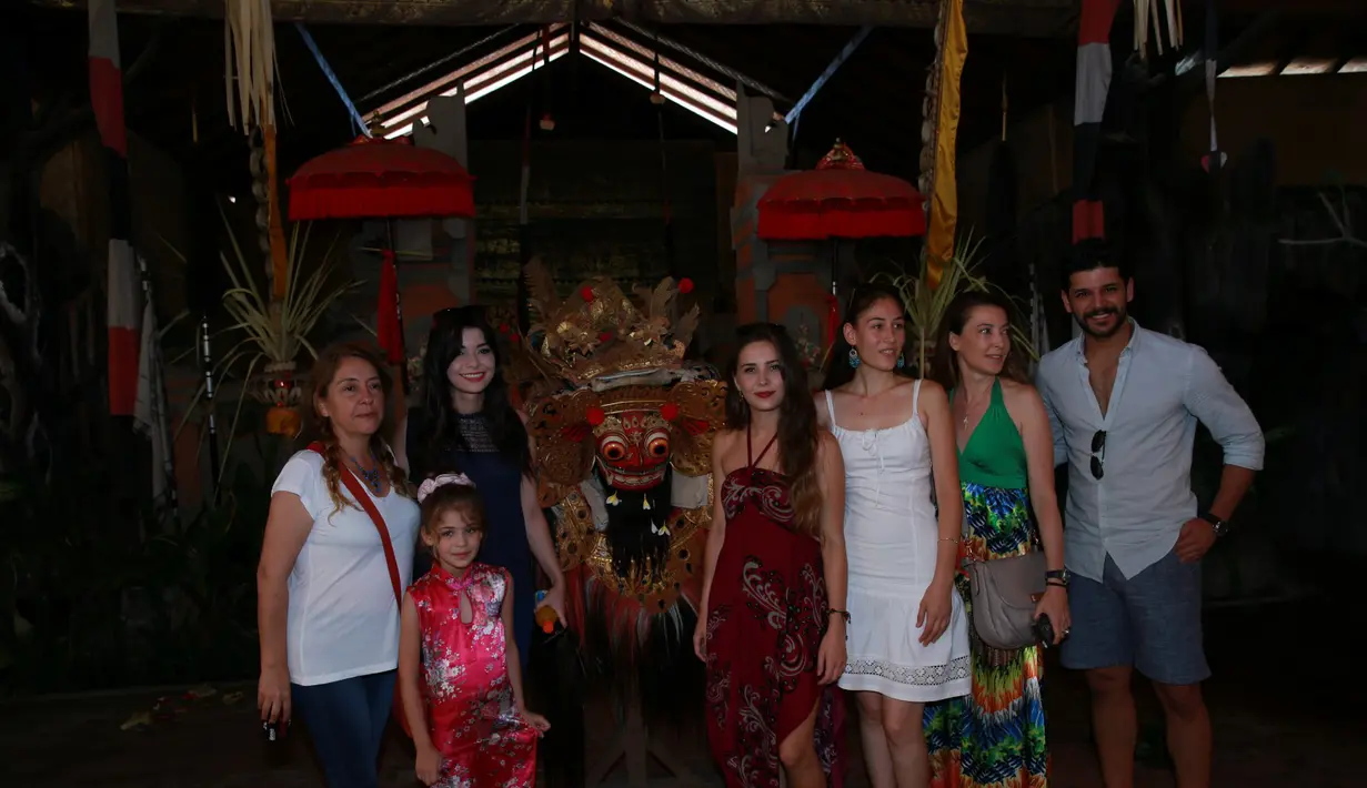 Para pemain Elif bersama manajemen mereka berpose bersama sang barong setelah menyaksikan pertunjukan Tari Barong. (Deki Prayoga/Bintang.com)