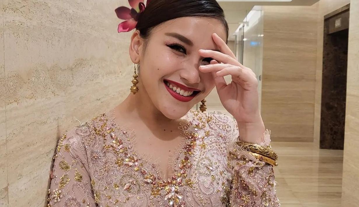 Ayu Ting Ting yang dipercaya sebagai salah satu dewan juri ajang pencarian dangdut begitu cantik paripurna dengan tema Melayu night. Pelantun lagu Alamat Palsu ini tampak mengenakan baju kurung warna nude dengan aksen payet emas yang menambah kesan mewah. (Liputan6.com/IG/@ayutingting92)