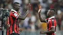 Mario Balotelli (kiri) bersama rekannya merayakan gol  saat melawan Olympique de Marseille pada lanjutan Ligue 1 Prancis di "Allianz Riviera" stadium, Nice, (12/9/2016) dini hari WIB. Nice menang 3-2. (AFP/Valery Hache)