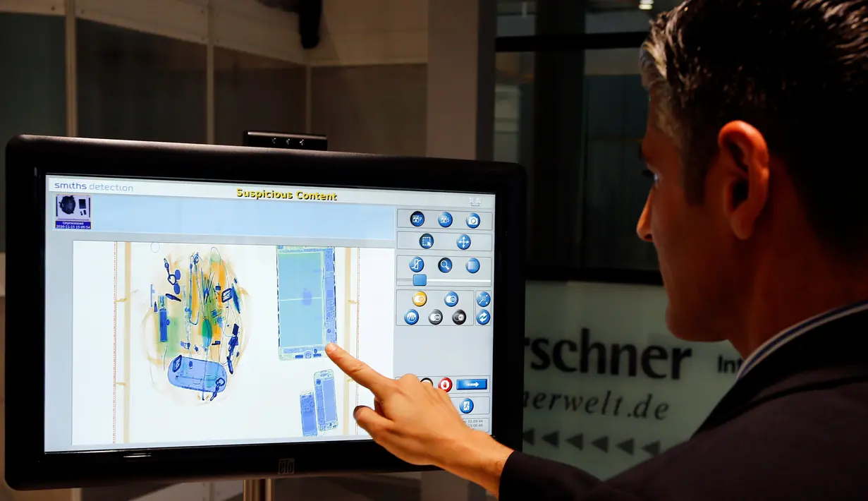 Petugas menunjukkan hasil deteksi di Bandara Cologne-Bonn Konrad Adenaue, Jerman (15/11). Alat deteksi yang diberi nama 'Easy Security' ini menggunakan scanner keamanan QPS200 berbasis gelombang milimeter. (REUTERS/Wolfgang Rattay)