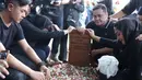 Ashanty baru saja ditinggal sang bunda untuk selama-lamanya. Sang ibunda, Ratu Farida Danan Siddik binti Abdullah Siddik meninggal pada Minggu (6/11) pukul 16.30 WIB, dalam usia 72 tahun. (Galih W. Satria/Bintang.com)