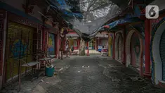 Suasana kios-kios tampak tutup dan tak terawat di Kampung Cina, Kota Wisata, Jawa Barat, Minggu (14/2/2021). Tak hanya lengang pembeli, hari demi hari, para penjaja di sana juga makin menyusut. (Liputan6.com/Faizal Fanani)