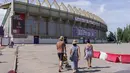 Orang-orang berjalan melewati Stadion Jose Zorrilla, markas Real Valladolid, di Valladolid, Spanyol, (3/9). Ronaldo Luis Nazario de Lima resmi membeli saham mayoritas Real Valladolid sebesar 51%. (AFP Photo/Cesar Manso)