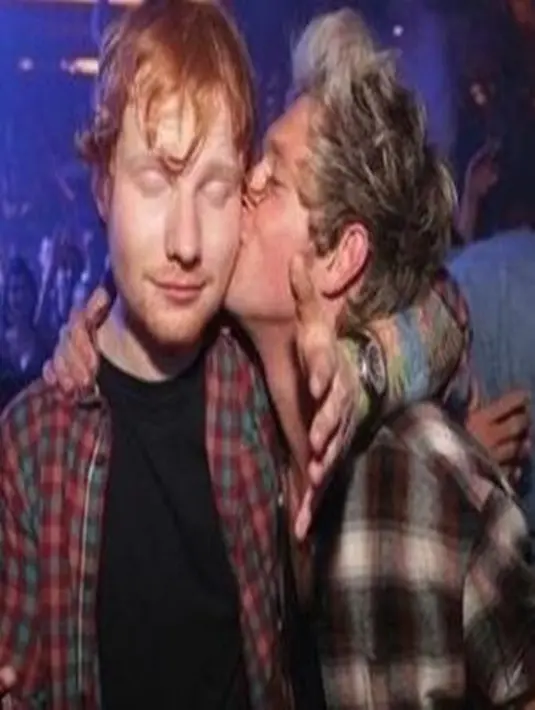 Ed Sheeran dan Niall Horan adalah sahabat baik dan kerap bertukar ide musik. Ed dan Niall mengakhiri hubungan persahabatannya di tahun 2014 karena Niall mengencani Ellie Goulding yang dahulu masih menjadi kekasih Ed Sheeran. (Dailymail/Bintang.com)