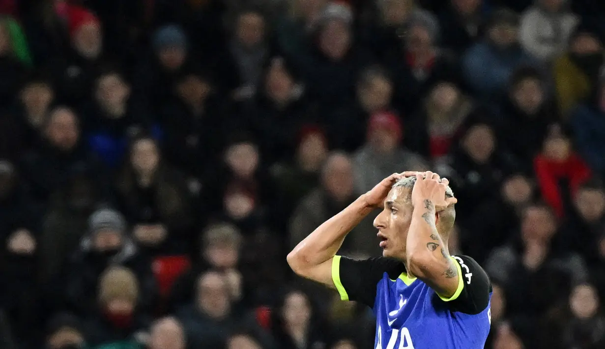 Pemian Tottenham Hotspur, Richarlison, tampak kecewa setelah ditaklukkan Sheffield United pada laga Piala FA di Stadion Bramall Lane, Kamis (2/3/2023). (AFP/Oli Scarff)