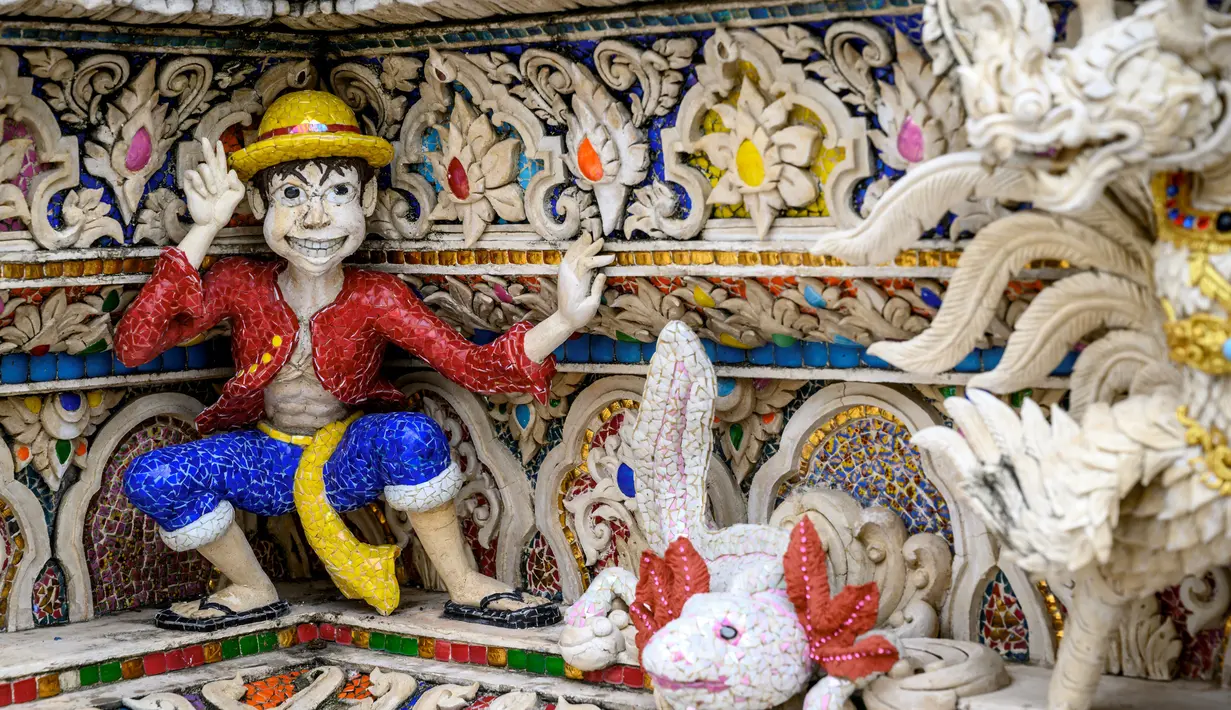 Patung Monkey D. Luffy terlihat pada dinding Kuil Buddha Wat Pariwat atau Kuil David Beckham di Bangkok, Thailand, Selasa (14/7/2020). Kuil David Beckham dihiasi dengan patung-patung superhero, karakter komik, makhluk mitos dan imajiner, serta tokoh dunia. (Mladen ANTONOV/AFP)