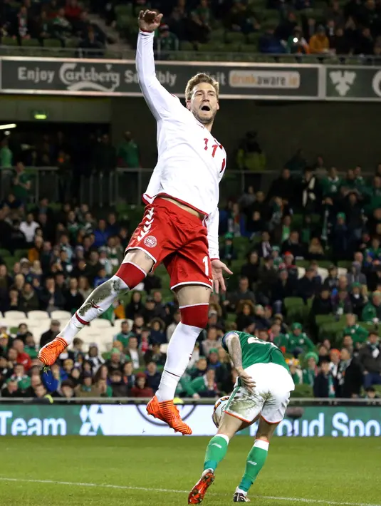 Pemain Denmark, Nicklas Bendtner merayakan gol timnya ke gawang Republik Irlandia pada partai kedua play-off zona Eropa di Stadion Aviva, Rabu (15/11). Denmark melaju ke putaran final Piala Dunia 2018 usai menang 5-1. (Niall Carson/PA via AP)