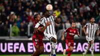 Gelandang Juventus, Paul Pogba, berduel dengan bek Sevilla yang juga kompatriotnya, Loic Bade, dalam laga leg pertama semifinal Liga Europa di Allianz Stadium, Jumat (12/5/2023) dini hari WIB. Juventus dan Sevilla bermain imbang 1-1 dalam laga tersebut. (Marco BERTORELLO / AFP)