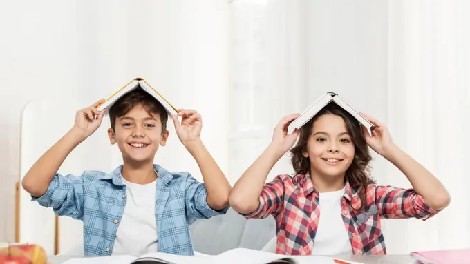 Jika anak diberikan kesempatan untuk berlatih kedua bahasa secara seimbang dan didukung dengan lingkungan yang mendukung