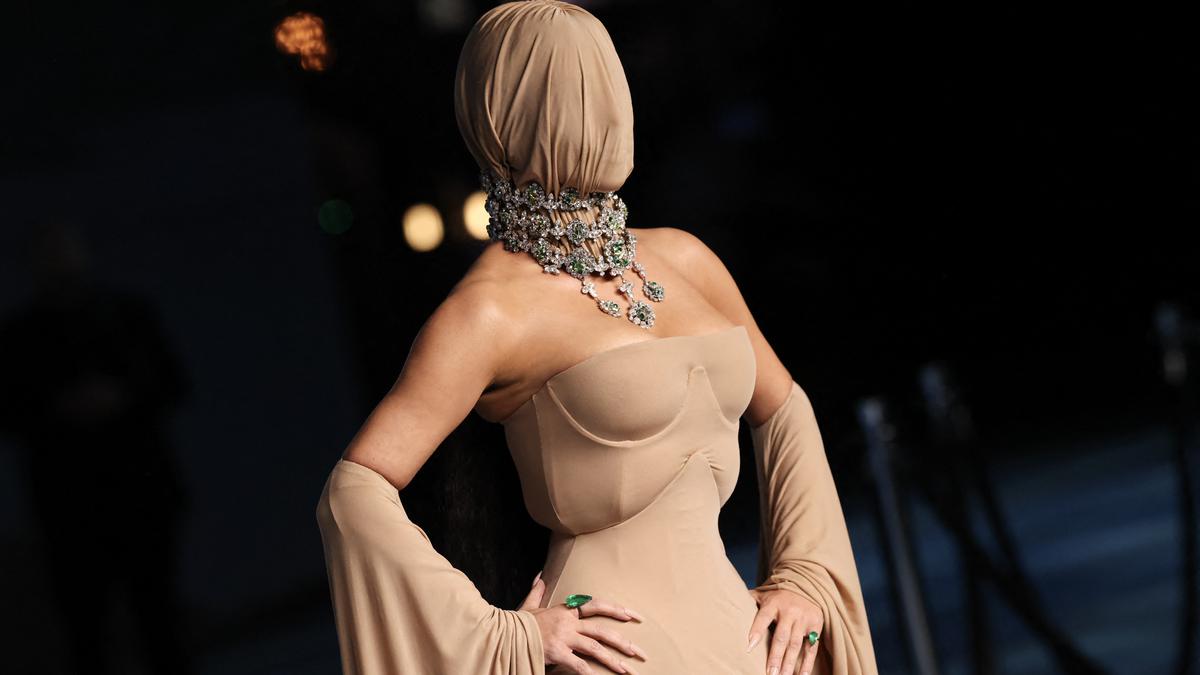 Jadi Sensasi, Kim Kardashian Bungkus Wajahnya dengan Kain di Gala Museum Academy