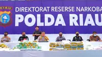 Kapolda Riau Irjen Agung Setya Imam Effendi dalam konferensi pers pengungkapan narkoba. (Liputan6.com/M Syukur)