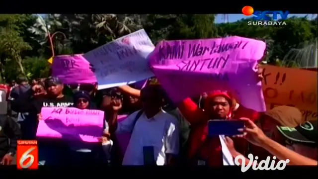 Puluhan jurnalis Surabaya, menggelar aksi solidaritas di depan Gedung Negara Grahadi Surabaya. Mereka mengutuk keras penganiayaan, terhadap jurnalis saat meliput demo mahasiswa di Makassar.