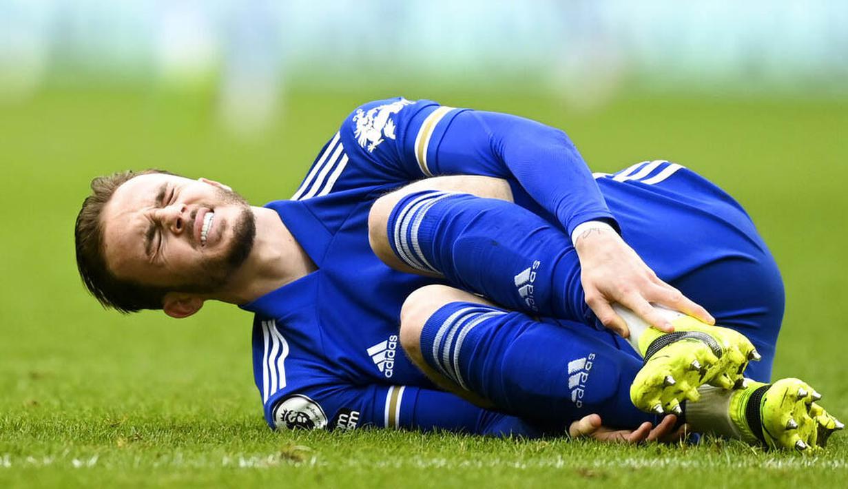 Pemain Leicester City, James Maddison, tampak meringis kesakitan saat melawan Aston Villa pada laga Liga Inggris di Stadion Villa Park, Minggu (21/2/2021). Leicester City menang dengan skor 1-2. (AP Photo/Michael Regan, Pool)