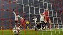 Proses terjadinya gol yang dicetak gelandang Bayern Munchen, Thomas Mueller ke gawang Besiktas pada laga Liga Champions di Stadion Allianz Arena, Munchen, Selasa (20/2/2018). Munchen menang 5-0 atas Besiktas. (AFP/John Macdougall)