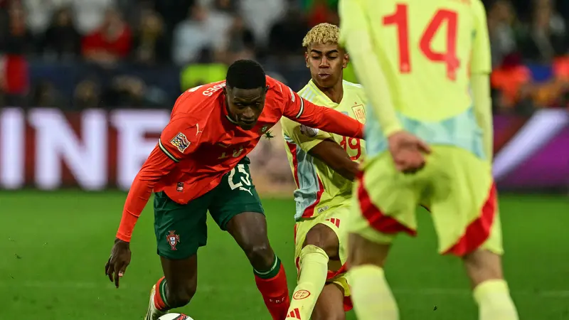 Sesumbar Nuno Mendes Setelah Portugal Libas Spanyol: Saya Berhasil Meredam  Lamine Yamal - Dunia Bola.com