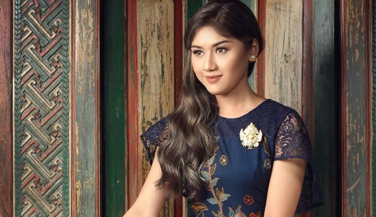 "Sura dira jayaningrat, lebur dening pangastuti." tulis Erina Gudono saat unggah foto dirinya mengenakan kebaya modern berwarna biru dongker ini. Dengan riasan wajah natural, dirinya dipuji bak putri kerajaan. (Liputan6.com/IG/@erinagudono)