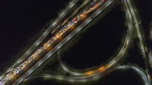 Kepadatan Arus Mudik Lebaran 2022 di Tol Jakarta-Cikampek