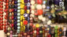Sebuah perusahaan di Kenya, Afrika memproduksi manik-manik yang terbuat dari tanah liat terbaik. Hingga kini, produk tersebut menjadi cenderamata khas Kenya yang diburu para Turis.