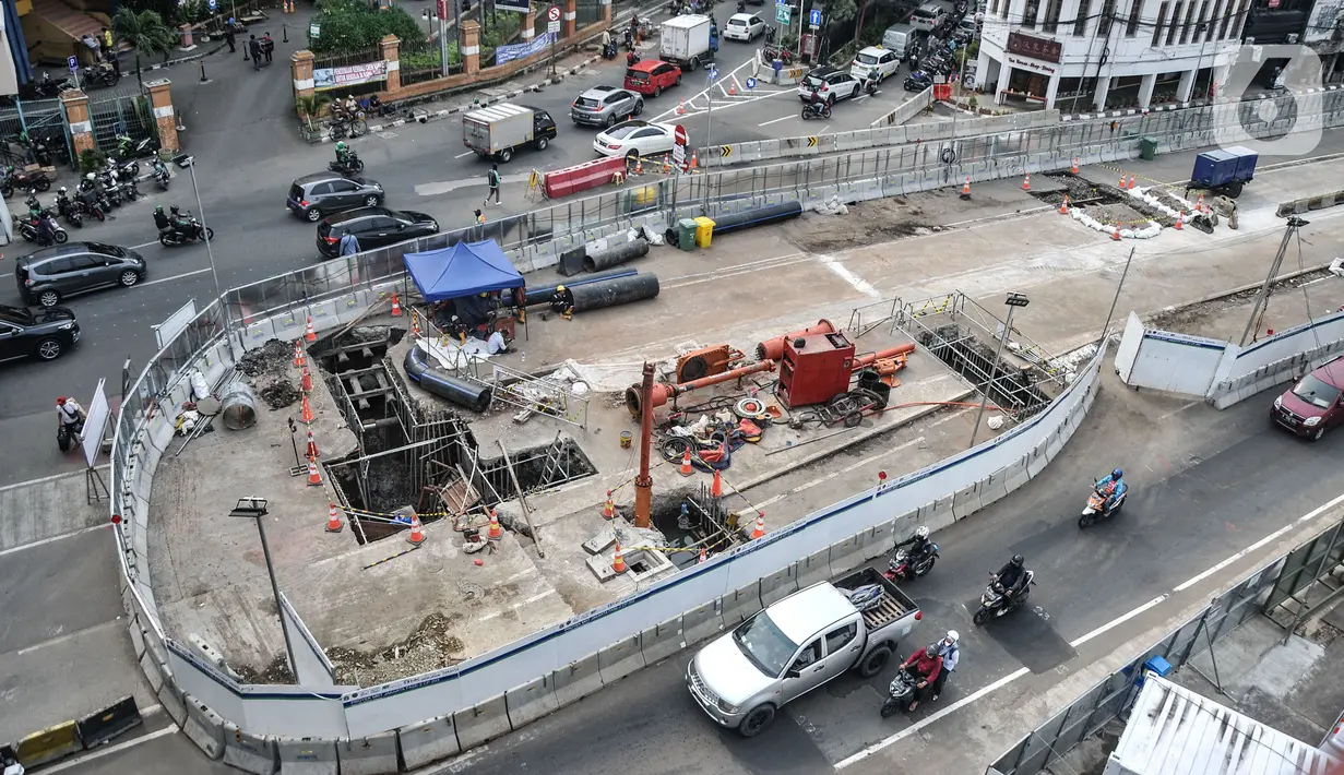 Suasana proyek Mass Rapid Transit (MRT) Fase 2 segmen CP203 Glodok-Kota di kawasan Glodok, Jakarta, Rabu (15/12/2021). Progres proyek MRT Fase 2 segmen CP203 Glodok-Kota saat ini baru mencapai 5,8 persen. (merdeka.com/Iqbal S. Nugroho)