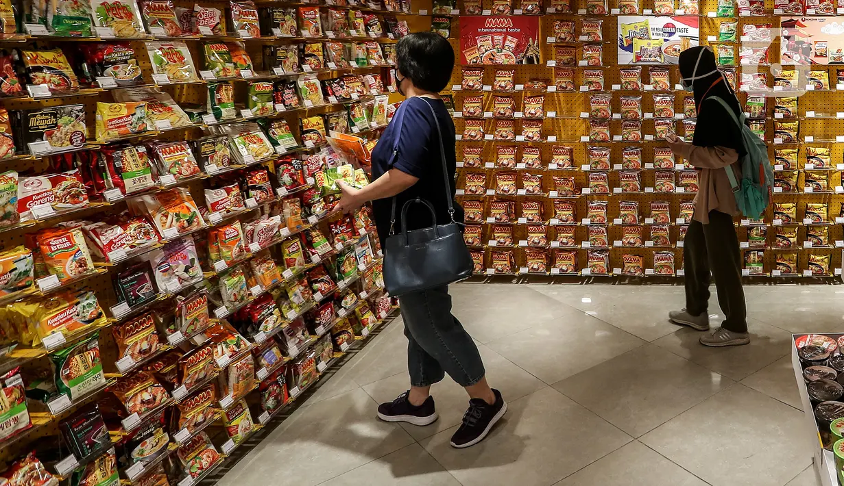 Pengunjung memilih mi instan di salah satu store KKV, Central Park Mall, Jakarta, Jumat (8/1/2020). Store yang sengaja didesain instagrammable ini menawarkan ratusan merek mi instan dari dalam maupun luar negeri, seperti Singapura, Thailand, Korea Selatan, dan Jepang. (Liputan6.com/Johan Tallo)