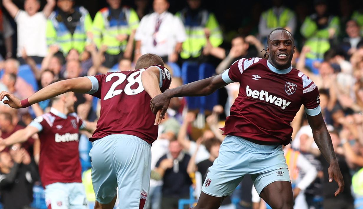 Didatangkan West Ham United pada 2015/2016, Michail Antonio langsung menjadi andalan The Hammers di lini depan hingga kini. Pemain asal Jamaika yang kontraknya akan berakhir Juni 2024 ini total telah bermain dalam 269 laga di semua ajang dengan torehan 73 gol dan 43 assist. (AFP/Adrian Dennis)