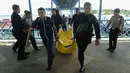Anggota kepolisian mengangkat kantong jenazah yang berisikan puing-puing dan barang-barang dari jatuhnya pesawat jenis M-28 Skytrcuk milik Polri yang membawa 13 penumpang, di Pelabuhan Telaga Punggur, Batam, Kepulauan Riau, Minggu (4/12). (SEI RATIFA/AFP)