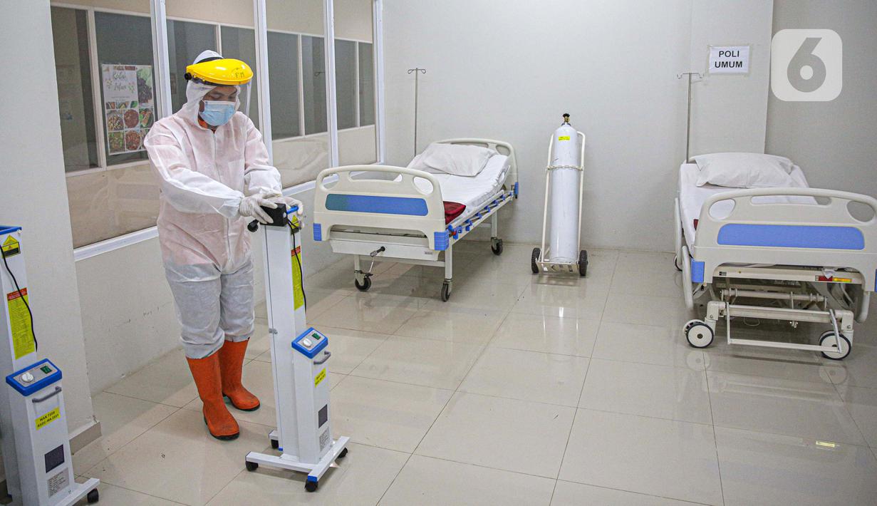 Petugas mengenakan hazmat saat menyiapkan peralatan di Tower 8 Wisma Atlet Pademangan, Jakarta, Selasa (15/6/2021). Koordinator Lapangan RSDC Wisma Atlet Letkol Marinir M. Arifin mengatakan soal alternatif Tower 8 Wisma Atlet Pademangan untuk pasien OTG COVID-19. (Liputan6.com/Faizal Fanani)