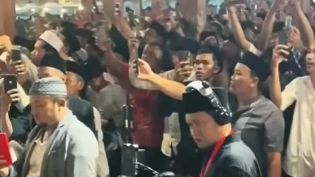 Membludaknya Jemaah yang Hadir Diperkirakan Mencapai Puluhan Ribu (SS: YouTube Short @SBR2)