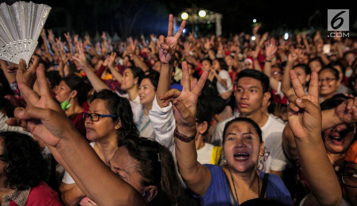Ribuan warga dan simpatisan salam dua jari menyaksikan acara Kaleidoskop dan Terima Kasih Gubernur 2012-2017, sebagai penyampaian apresiasi kepada Gubernur DKI Jakarta di Lapangan Banteng, Jakarta, Sabtu (14/10). (Liputan6.com/Faizal Fanani)