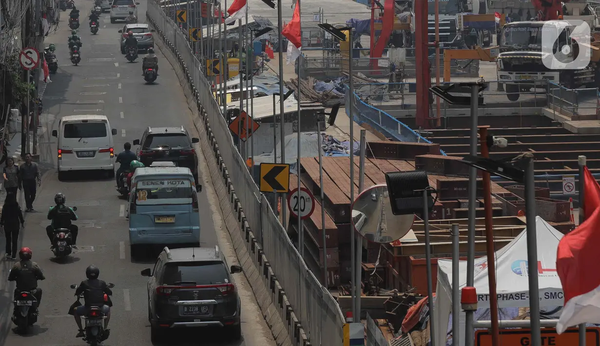 Suasana lalu lintas kendaraan saat diberlakukan rekayasa lalu lintas lawan arah atau contraflow untuk proyek MRT Fase 2A di Jalan Gajah Mada, Jakarta, Kamis (31/8/2023). (Liputan6.com/Herman Zakharia)