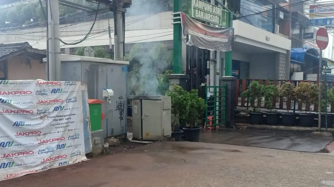 Gardu listrik di Jalan Fatmawati, Jakarta Selatan terbakar.