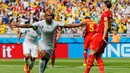 Selebrasi pemain tengah Aljazair, Sofiane Feghouli (kiri), usai mencetak gol ke gawang Belgia lewat titik putih di laga penyisihan Piala Dunia Grup H di Stadion Mineirao, Belo Horizonte, Brasil, (17/6/2014). (REUTERS/Sergio Perez) 