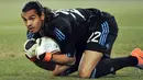 Gaya kiper Argentina Sergio Romero di laga 16 besar PD 2010 melawan Meksiko yang berlangsung di Soccer City Stadium, 27 Juni 2010. Argentina unggul 3-1. AFP PHOTO / ROBERTO SCHMIDT 