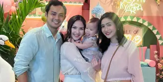 Febby Rastanty hadir bersama suaminya. Ia tampil mengenakan atasan long sleeve pink dengan karet di bagian perut. Dipadukan mini skirt orange motif bunga. Sambil membawa sling bag coklat dan sepatu warna ivory. [@febbyrastanty]
