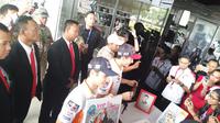 Dua pebalap Repsol Honda, Marc Marquez dan Dani Pedrosa, mendapat berbagai hadiah dari fans di Indonesia, saat berkunjung ke Astra Biz Center, Tangerang, Selasa (17/10/2017). (Bola.com/Andhika Putra)