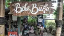 Anak-anak saat membaca buku di perpustakaan Bale Buku Meleduk (Membaca Literasi Dukuh) 75 di Jalan Dukuh V, Kelurahan Dukuh, Kecamatan Kramat Jati, Jakarta Timur, Rabu (24/8/2022). Tujuan bale buku ini dibuat adalah meningkatkan minat baca khususnya bagi anak-anak sejak dini seiring pesatnya penggunaan produk teknologi seperti smartphone. (merdeka.com/Iqbal S. Nugroho)