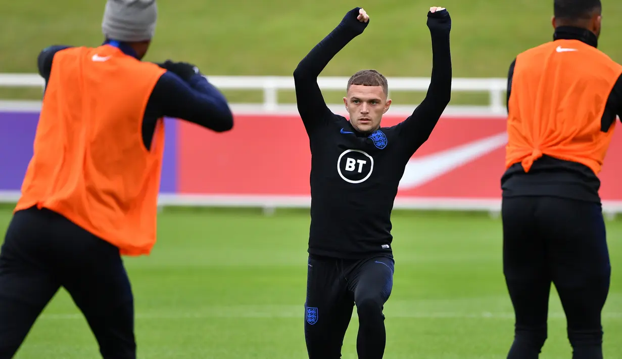 Bek Inggris, Kieran Trippier (tengah) melakukan pemanasan saat mengikuti sesi latihan tim di St George's Park di Burton-on-Trent (6/9/2019). Inggris akan bertanding melawan Bulgaria pada grup A kualifikasi Euro 2020 di stadion Wambley. (AFP Photo/Paul Ellis)