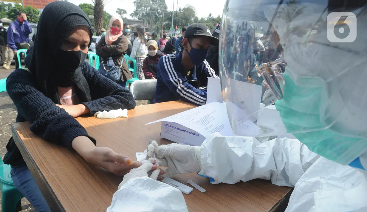 Wisatawan mengikuti rapid test di kawasan Gadog, Bogor, Jawa Barat, Kamis (29/10/2020. Pemkab Bogor mewajibkan wisatawan yang mengunjungi kawasan Puncak dan sekitarnya untuk mengikuti rapid test untuk mencegah penyebaran COVID-19. (merdeka.com/Arie Basuki)